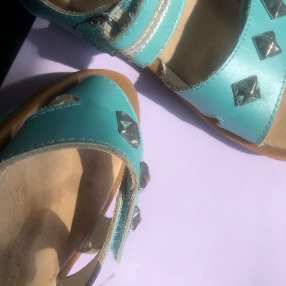 Free Umi leather upper sandal with padded heel strap velcro width adjustments - Picture 8 of 9